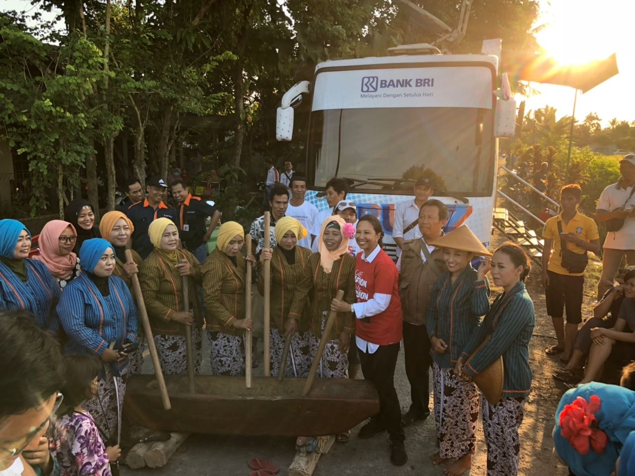 Dorong Stabilisasi Harga Pangan, Menteri Rini Ikut Panen Raya dan Serap Gabah di Yogyakarta