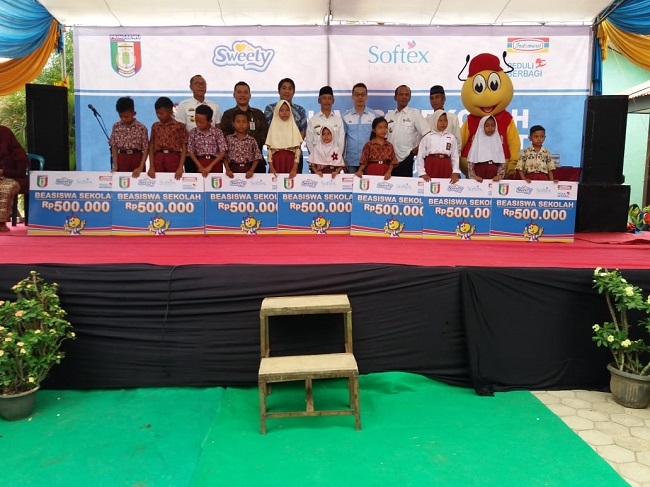 Peduli Terhadap Pendidikan, Indomaret-Sweety & Softex Berikan Bantuan Beasiswa dan Renovasi Sekolah di Pringsewu