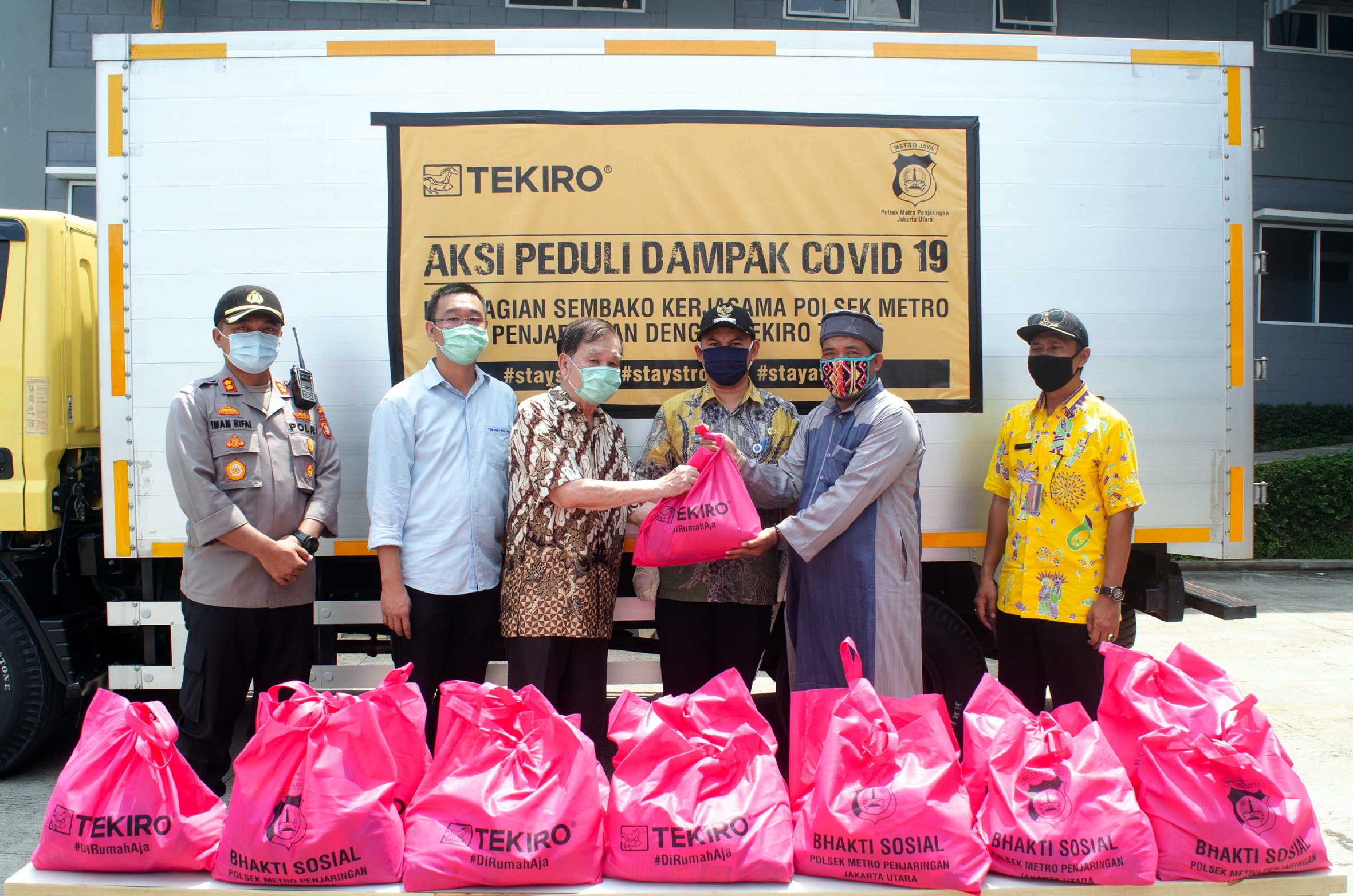 Ringankan Beban Masyarakat, Tekiro Tools bekerjasama dengan Polsek Metro Penjaringan bagikan Ribuan Paket Sembako