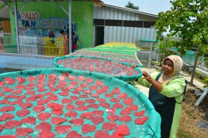 Menjaga Kerupuk Cinta Para Lansia Desa Tanjung Tetap Renyah