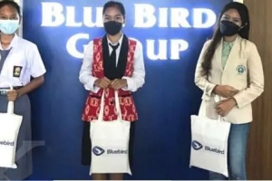 Bluebird Lanjutkan Program Beasiswa kepada Anak Pengemudi & Karyawan di Tengah Pandemi