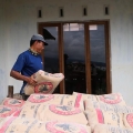 Bantu Korban Banjir di Kota Batu, SIG Bagikan Bantuan Semen Hingga 200 Zak