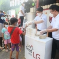 LG Berbagi Ratusan Paket Makanan di Momen Lebaran