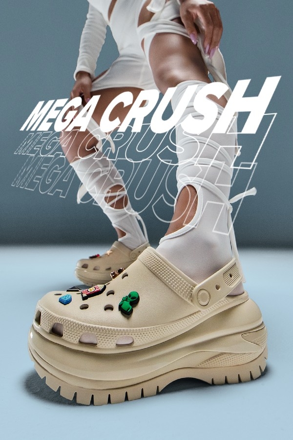 Crocs Luncurkan Mega Crush di Indonesia, Tampilkan Klasik Crocs dengan tampilan tinggi yang berbeda