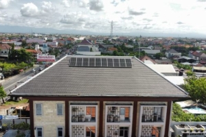 FIF Group Denpasar Pasang Solar Panel untuk Mengurangi Emisi Gas Rumah Kaca