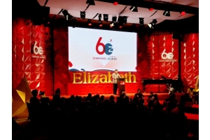 Rayakan HUT Ke-60, Elizabeth Gelar Fashion Show Bertajuk 