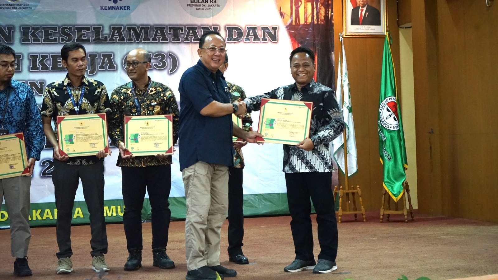 United Tractors Raih Penghargaan K3 dari Disnakertrans DKI Jakarta