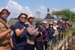 Dukung Program Keberlanjutan, FIFGROUP Tanam Bibit Mangrove di Bali