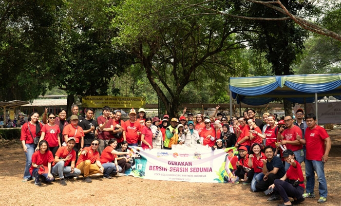 Coca-Cola Europacific Partners Indonesia Gelar Aksi Bersih-Bersih Serentak di 10 Kota