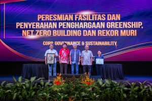 United Tractors Raih Rekor MURI Perusahaan Swasta Pertama Miliki Sertifikat Greenship Net Zero Healthy Building