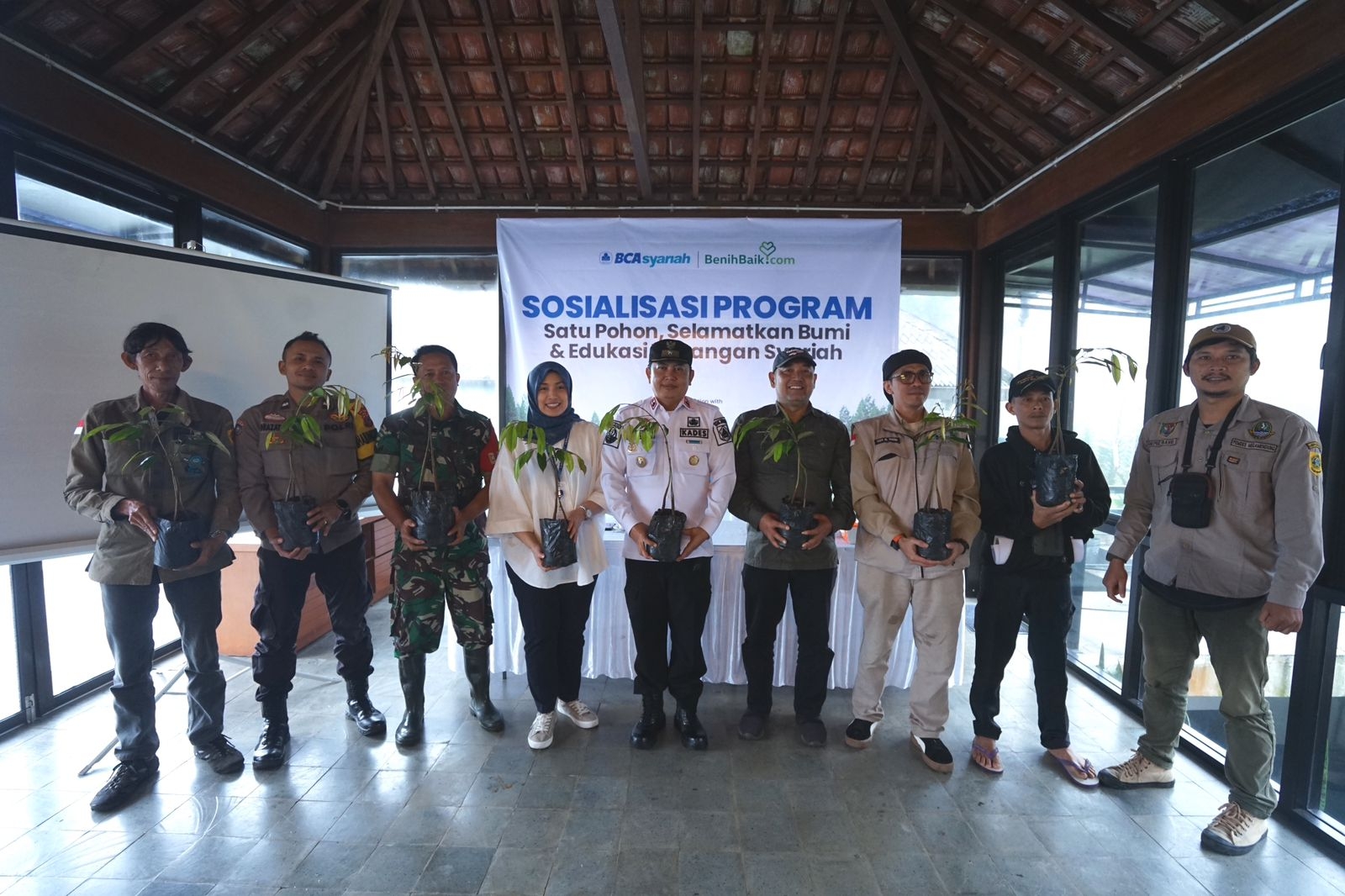 BCA Syariah Peduli & Benihbaik Tanam 1.000 Bibit Durian di Desa Cibulao, Bogor