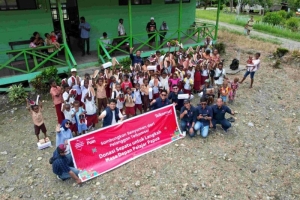 Donasi Pelanggan, Telkomsel Salurkan Ratusan Pasang Sepatu untuk Pelajar Papua