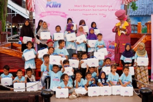 SoKlin Softergent Salurkan Bantuan Perlengkapan Sekolah untuk Anak Kurang Mampu