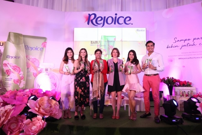 Rejoice Keluarkan Shampoo Parfum Pertama Di Indonesia
