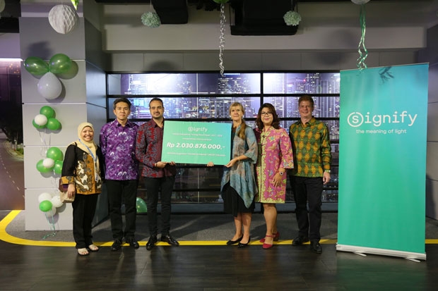 Lampu Philips LED Membantu Membuka Akses Meraih Pendidikan Bagi Anak-Anak Indonesia