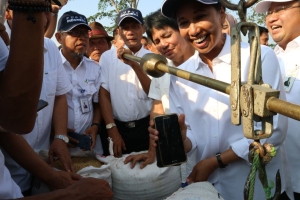 Menteri  BUMN Selesaikan Panen Raya 4000 Ton Gabah di Tempuran, Karawang