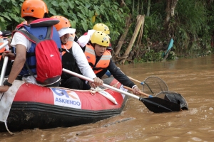 Sambut HUT BUMN, Menteri Rini Gelar Bedah Rumah dan Operasi Bersih Sungai Ciliwung