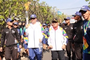 Menteri Airlangga Pembawa Obor Pertama Asian Games 2018 di Bandung