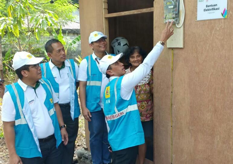 Dukung Pengentasan Kemiskinan, PLN Peduli Bantu Elektrifikasi 100 Rumah di Sulut