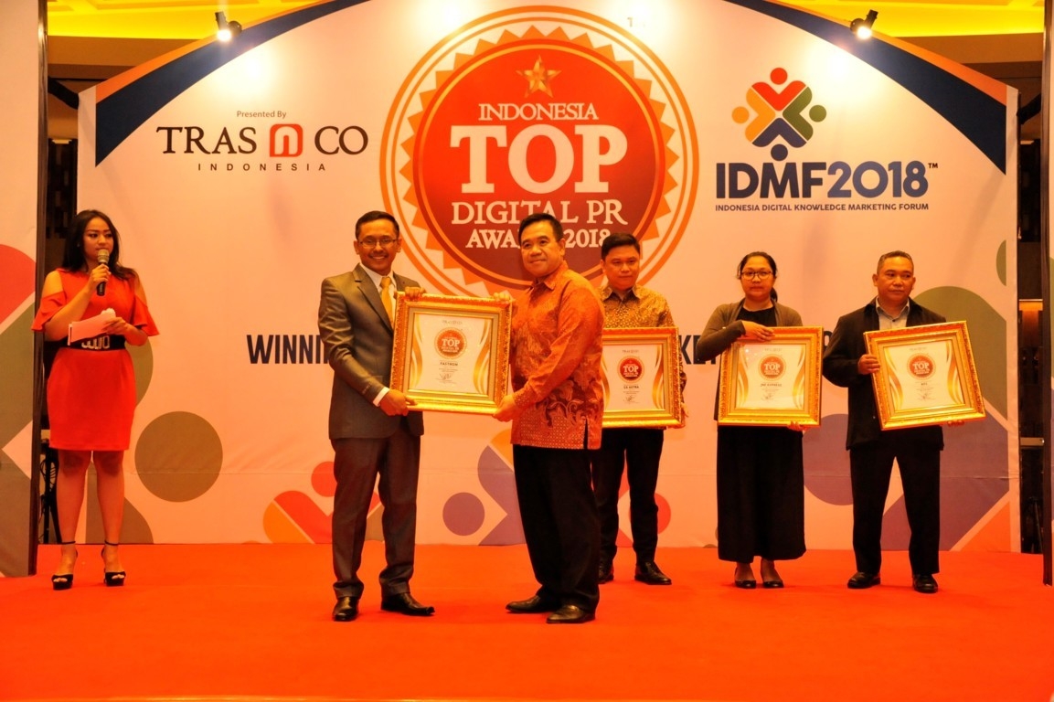 Andria Nusa Sales and Marketing Director Pertamina Lubricants saat menerima penghargaan
