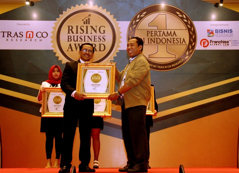 PENGHARGAAN - Client relation manager PT Global Insight Utama Sugiyanto saat menerima penghargaan Rising Business Award yang diserahkan oleh chairman Tras n Co Research Tri Raharjo. foto Dhanny Krisnadhy/akuratnews