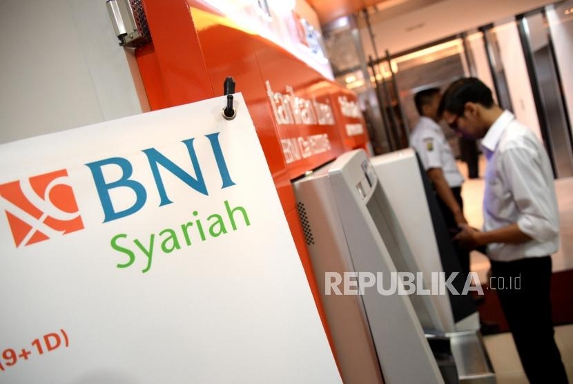 Nasabah melakukan transaksi melalui atm di kantor layanan BNI Syariah, Jakarta,