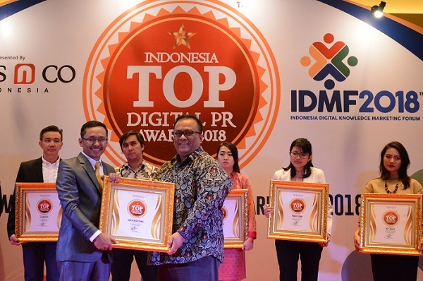 Penghargaan Top Digital Public Relation Award 2018 diberikan kepada perwakilan Tata Motors Distribusi Indonesia di Jakarta, Kamis (25/1). (Ist)