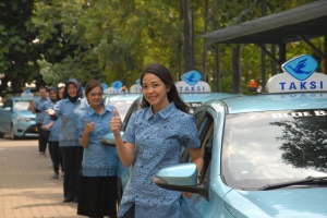 Manajemen Perempuan Bluebird Jadi Sopir Taksi di Hari Kartini