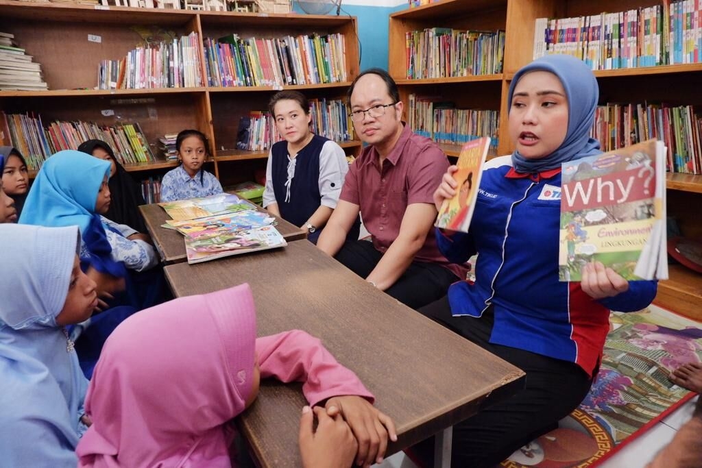 Dukung Literasi, TIKI Berbagi Buku Bacaan Untuk Anak