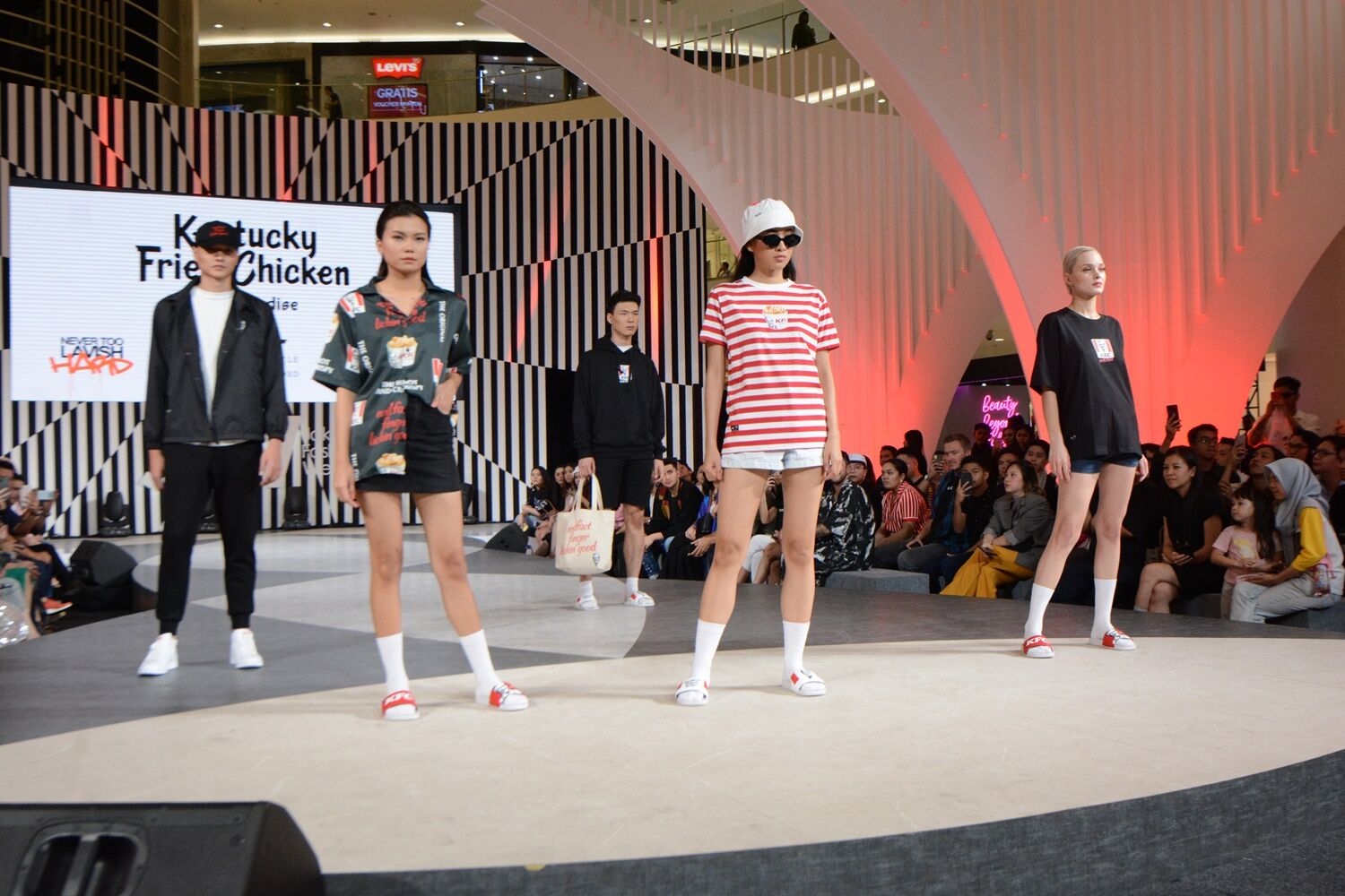 Koleksi Apparel KFC Indonesia Tampil Kece Di Jakarta Fashion Week