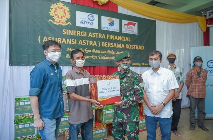 Sinergi dengan Kostrad,  Asuransi Astra Salurkan 1.000 Paket Sembako untuk Masyarakat Cibinong