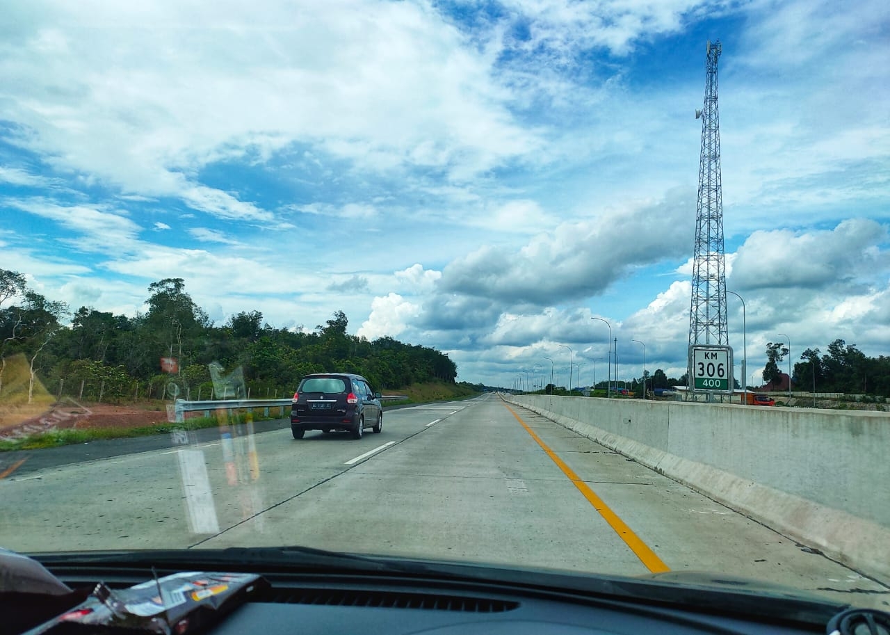 Jalan tol Trans Sumatera ruas Bakauheni-Palembang sepanjang 370 kilometer telah dilengkapi dengan fasilitas dan infrastruktur pendukung seperti tower seluler di tempat peristirahatan. (Foto: Agus Aryanto)
