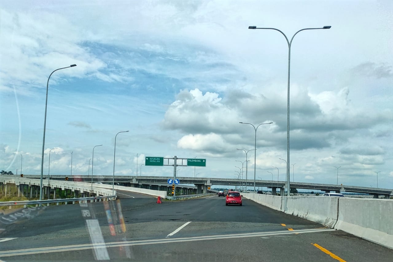 Jalan Tol Trans Sumatera, pesimpangan Kayu Agung Indralaya dan Palembang, di Kota Palembang. (Foto: Agus Aryanto)