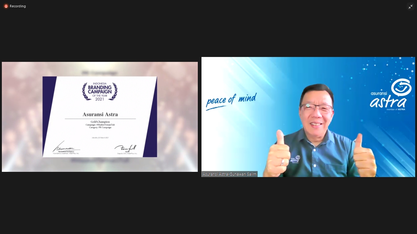 Chief Marketing Officer – Retail Business Asuransi Astra , Gunawan Salim menerima penghargaan Indonesia Branding Campaign of The Year 2021 secara virtual untuk kampanye sosial #MaskerTemanTuli.