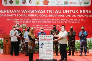Sinar Mas Bagikan Paket Sembako dan Vaksin Covid-19 TNI AU di Kabupaten Berau