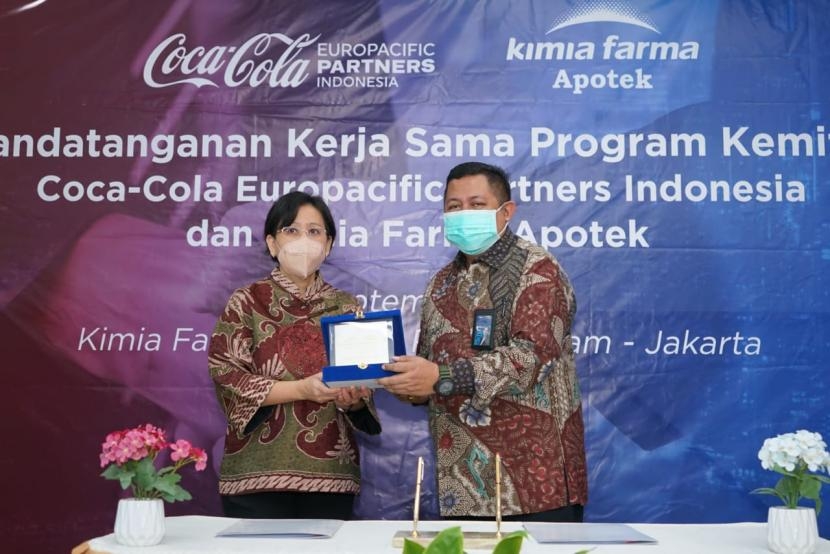Kimia Farma Apotek Gandeng Coca-Cola Europacific Partners Indonesia Tingkatkan Imunitas & Kesehatan Karyawan