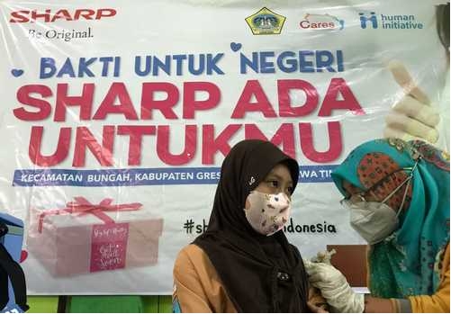 Sharp Indonesia Berikan Vaksin untuk 1.000 Anak SD di Gresik