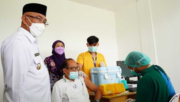 Vaksin Booster bagi Lansia di Sentra Vaksinasi RSUI Diresmikan Oleh Walikota Depok