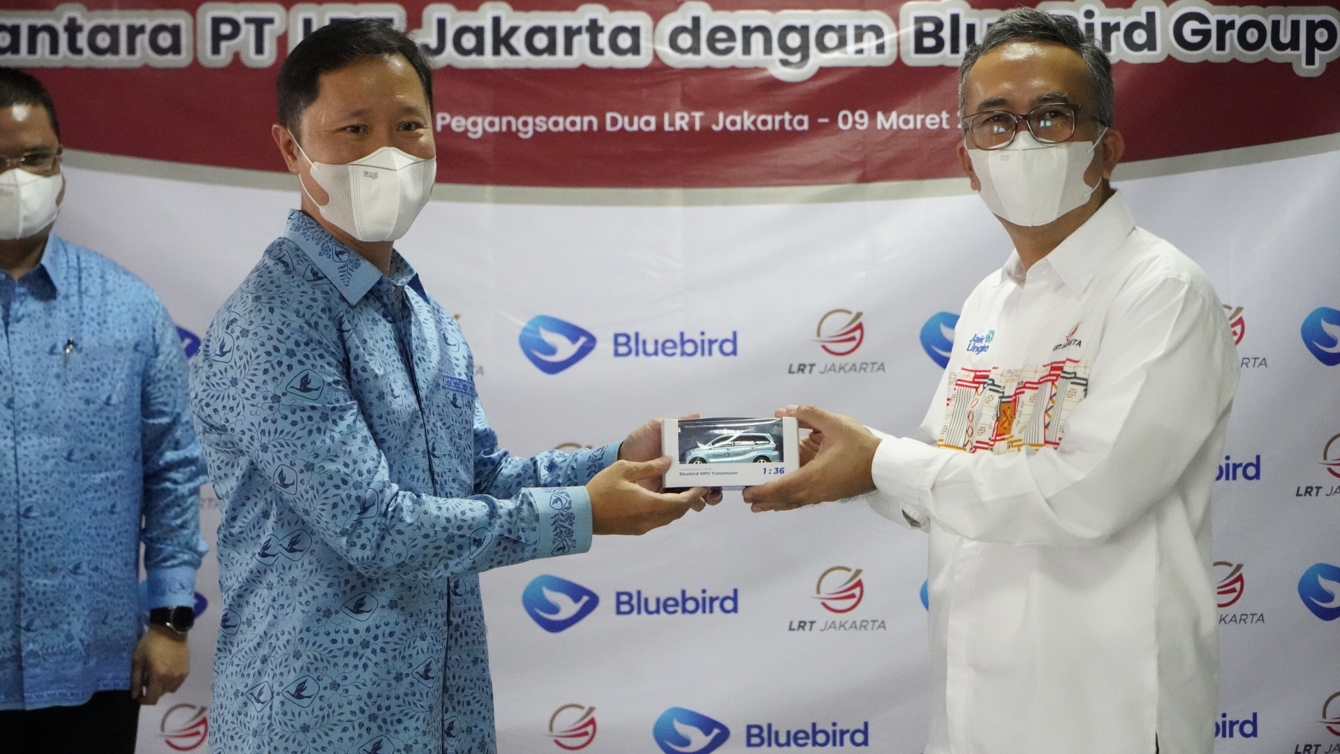Permudah Akses Layanan Teknologi Digital, LRT Jakarta dan Blue Bird Kerja Sama