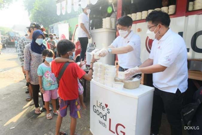LG Berbagi Ratusan Paket Makanan di Momen Lebaran