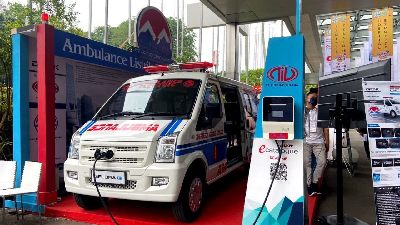 DFSK  Luncurkan Mobil Listrik Ambulans Pertama di Indonesia