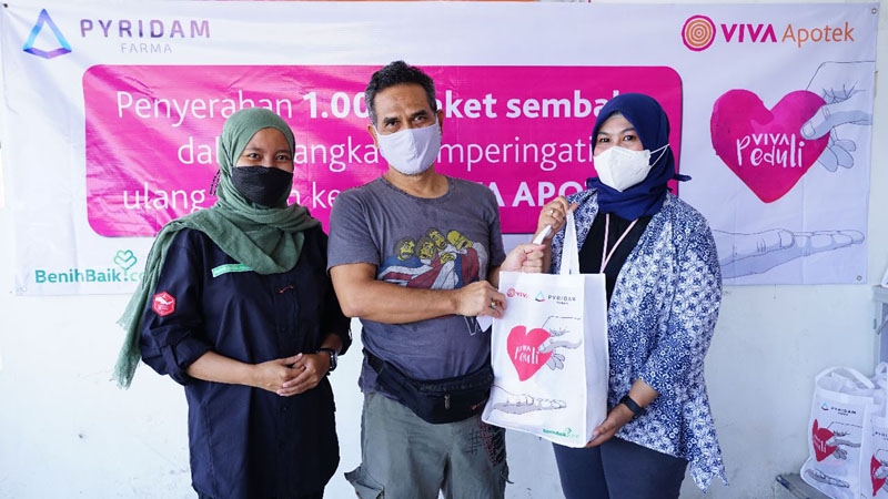 VIVA Apotek Salurkan Donasi 1000 Paket Sembako di 10 Lokasi Pulau Jawa & Bali