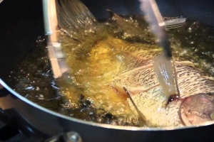 Membuat Ikan Goreng Crispy Asam Manis, Coba Tips dari Tip Top Ini Yuk