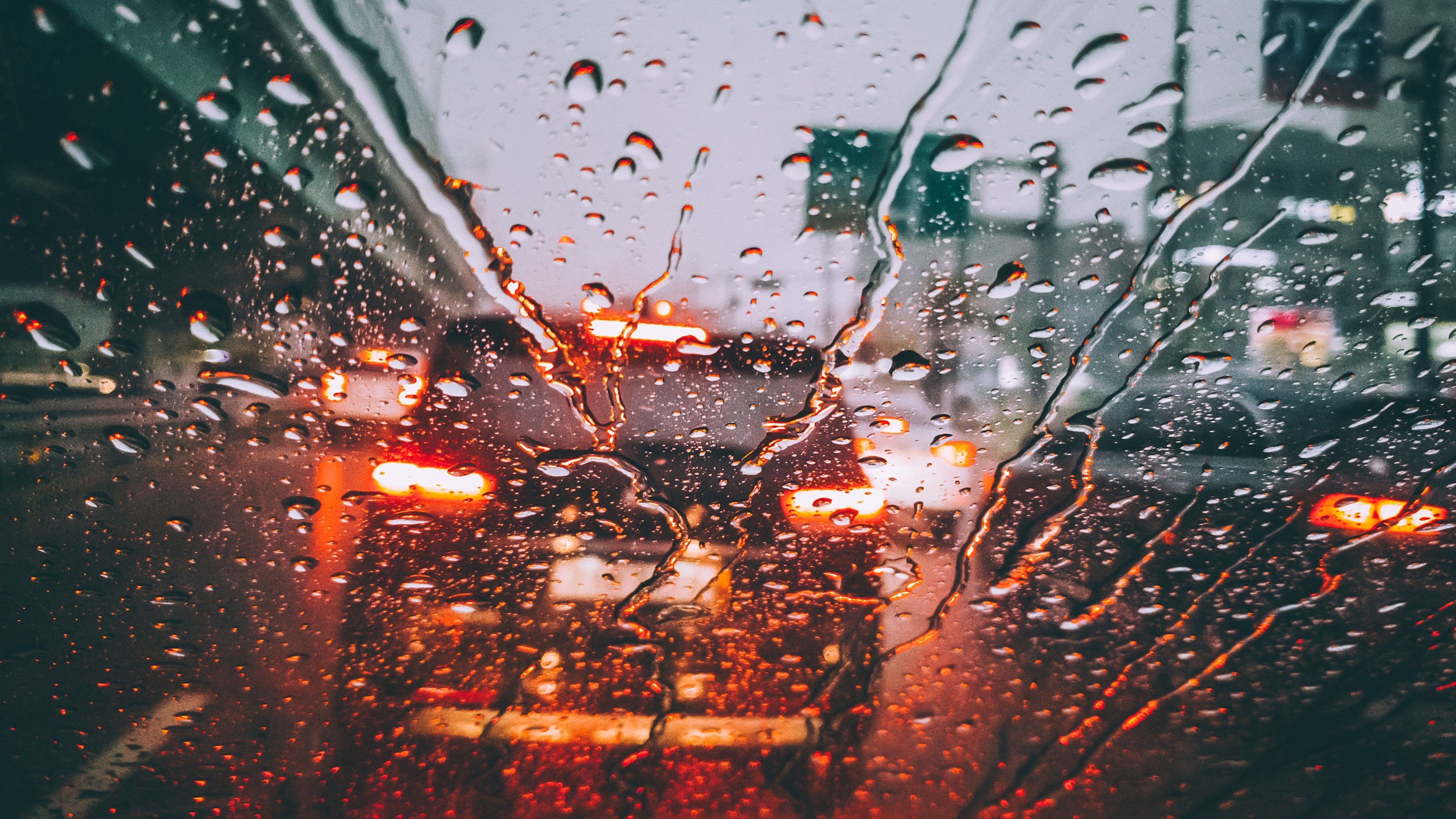 Begini Tips Aman Berkendara Saat Musim Hujan dari ADM