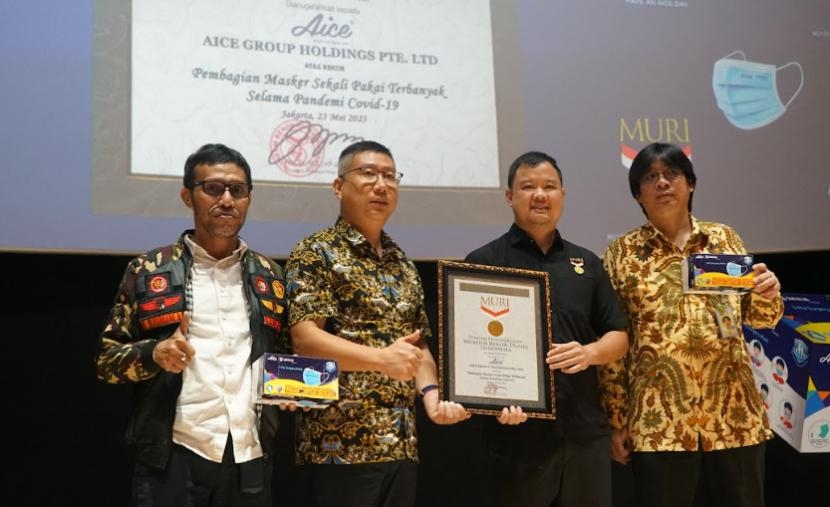Aice Group Diganjar Rekor MURI untuk Pembagian Masker Medis Terbanyak