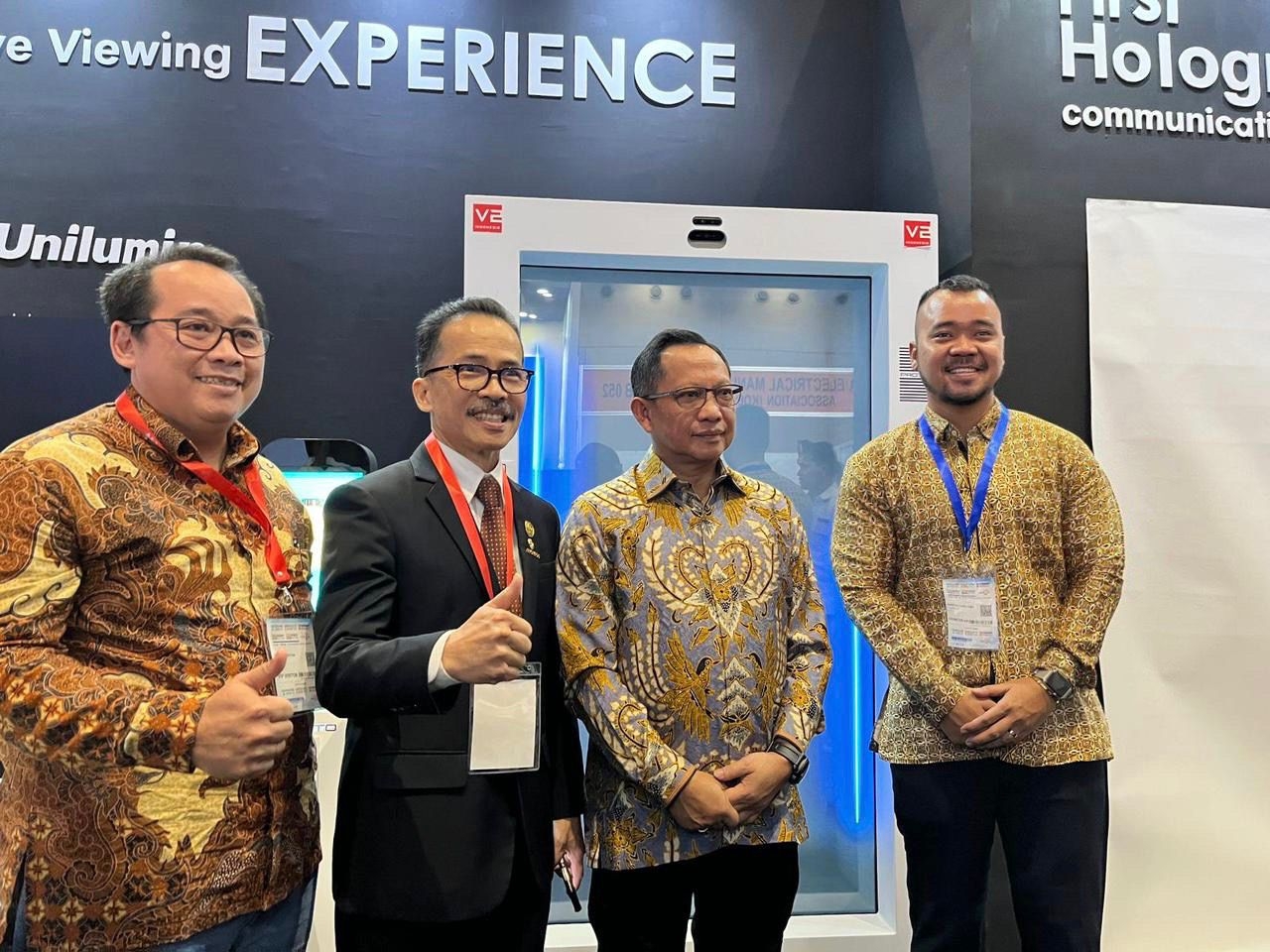 V2 Indonesia Bersama APTIKNAS jadi Pionir Kenalkan Platform Teknologi Komunikasi Hologram