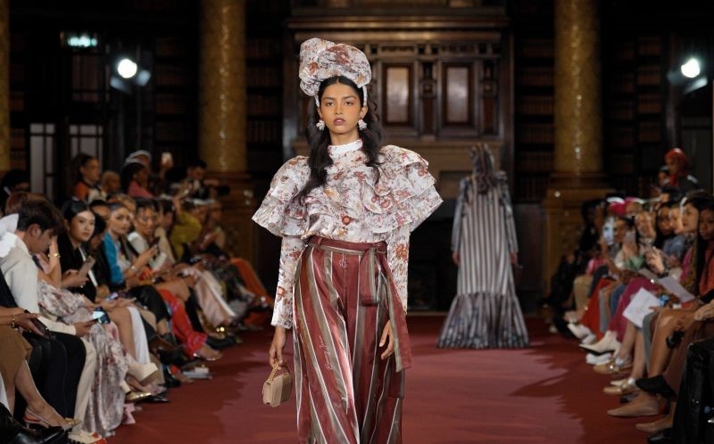 Pertama Kali Tampil Secara Global, Benang Jarum Hadir di London Fashion Week