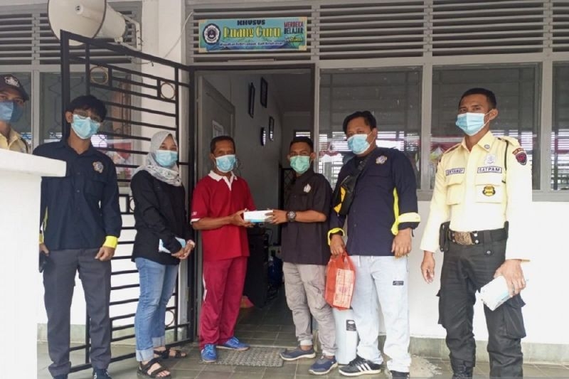 PT Timah Bagikan Ribuan Masker ke Warga Muntok Terdampak Kabut Asap